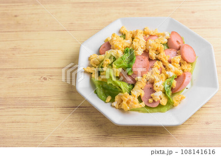 レタスと魚肉ソーセージの炒め物 108141616