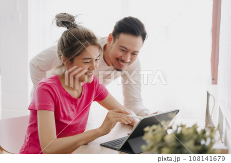 Husband and wife discuss and planing about online advertisement. 108141679
