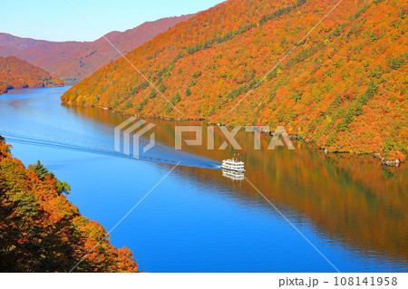 紅葉の奥只見湖遊覧船 108141958
