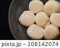 黒い皿に盛った生ホタテの貝柱 108142074