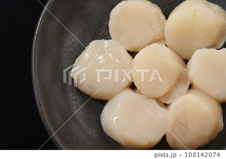 黒い皿に盛った生ホタテの貝柱 108142074