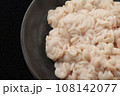 黒い皿に盛ったスケソウダラの生白子 108142077