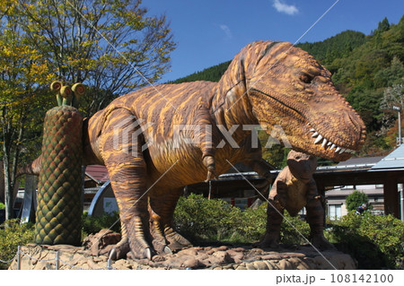 九頭竜湖駅のティラノサウルス恐竜親子 九頭竜湖駅のティラノサウルス恐竜親子 108142100