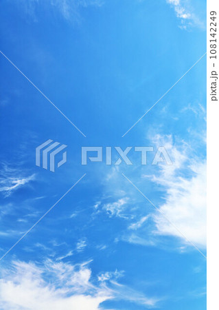 秋の青空と雲 108142249