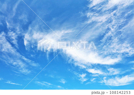 秋の青空と雲 108142253