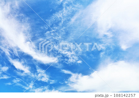 秋の青空と雲 108142257