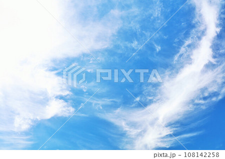 秋の青空と雲 108142258