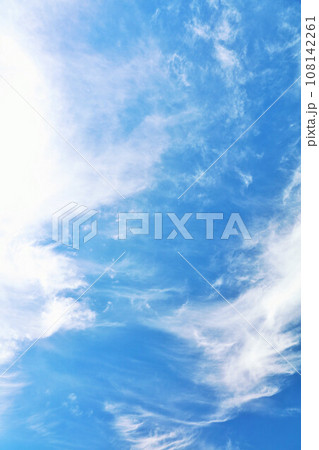 秋の青空と雲 108142261