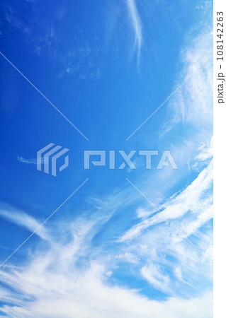 秋の青空と雲 108142263