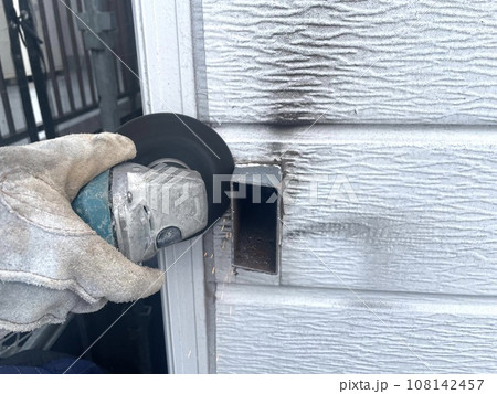 手摺り撤去時に外壁から飛び出した鉄部をサンダーで切断作業 108142457