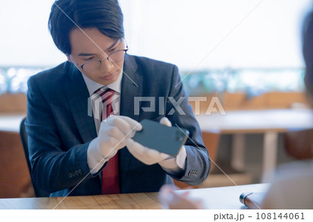 中古IPHONEを査定をする買取専門業者 中古IPHONEを査定をする買取専門業者 108144061