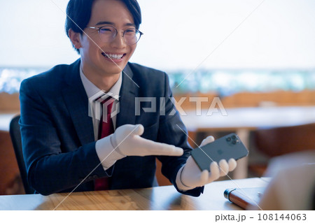 中古IPHONEを査定をする買取専門業者 108144063