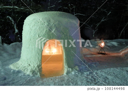 秋田県横手市のかまくら祭り 小正月行事 秋田県横手市のかまくら祭り 小正月行事 108144498