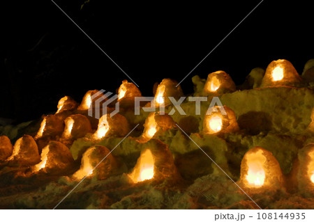 秋田県横手市雪まつり　ミニかまくら　 108144935