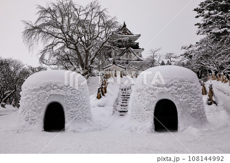 秋田県横手市のかまくら祭り 小正月行事 秋田県横手市のかまくら祭り 小正月行事 108144992