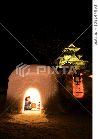 秋田県横手市のかまくら祭り　小正月行事 108144993