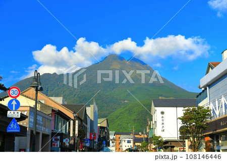 【大分県】晴天の由布岳と由布院駅前通り 108146446