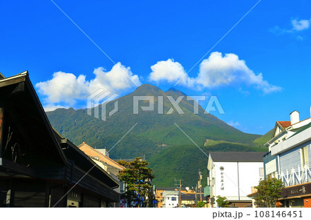 【大分県】晴天の由布岳と由布院駅前通り 108146451