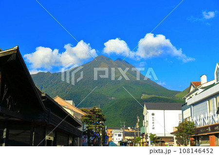 【大分県】晴天の由布岳と由布院駅前通り 108146452