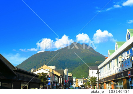 【大分県】晴天の由布岳と由布院駅前通り 108146454