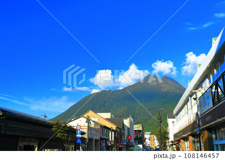 【大分県】晴天の由布岳と由布院駅前通り 108146457