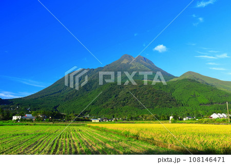 【大分県】晴天の由布岳と由布院 108146471