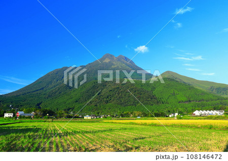 【大分県】晴天の由布岳と由布院 108146472