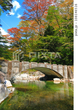 【愛媛県】晴天の面河渓の紅葉（五色河原） 108146516