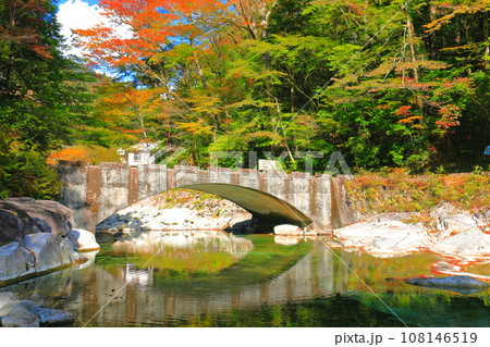 【愛媛県】晴天の面河渓の紅葉（五色河原） 108146519