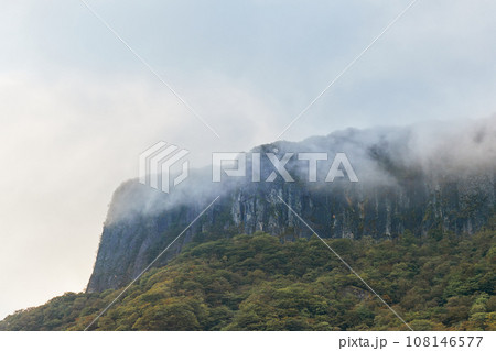 雲に覆われる荒船山 108146577