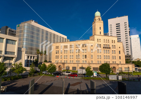 《神奈川県》横浜クイーンの塔・早朝の象の鼻公園 108146997