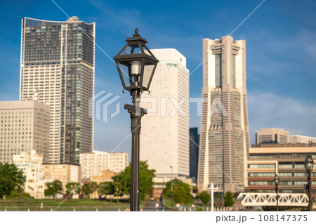 《神奈川県》早朝の横浜都市風景・象の鼻公園 108147375