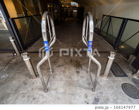 自転車・バイクの進入を抑止する車いす専用ゲート 108147977