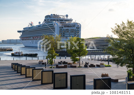《神奈川県》横浜港町の風景・象の鼻パークと豪華客船 《神奈川県》横浜港町の風景・象の鼻パークと豪華客船 108148151
