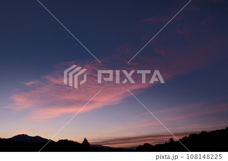 北杜市白州町、日の出前、朝日を受けて朝焼け雲燃える 108148225