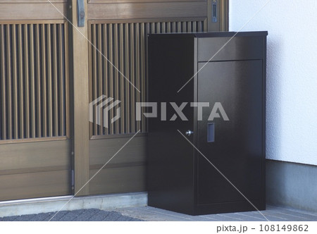 和風の玄関先に設置した宅配ボックス 108149862