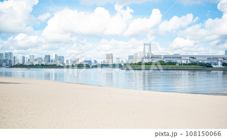 砂浜とレインボーブリッジ 108150066