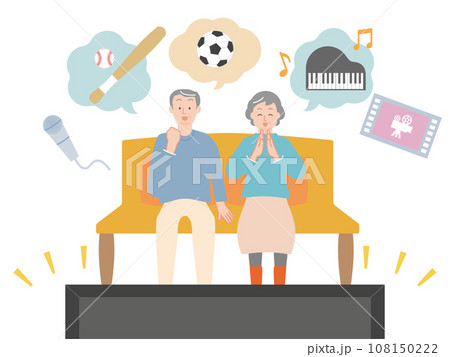 大画面のテレビでスポーツや音楽、映画などの色々な番組を楽しむシニアのカップル 108150222
