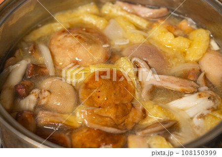 鍋で作るきのこ汁 108150399