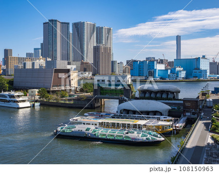 東京都市風景　係船場に係留されている水上バス（東京都港区） 108150963