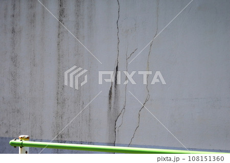 コンクリート塀のクラック イメージ コンクリート塀のクラック イメージ 108151360