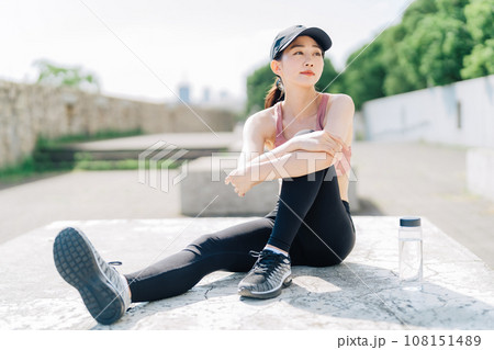 フィットネスファッションの女性 108151489