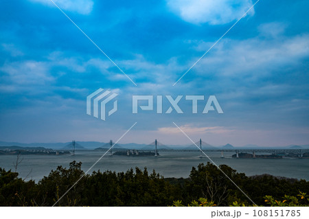 遠見山から見た瀬戸大橋3　香川県丸亀市本島 108151785