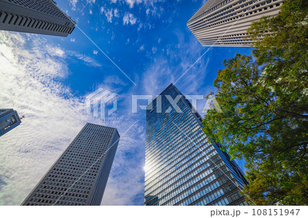 高層ビルを見上げるオフィス街の風景 108151947