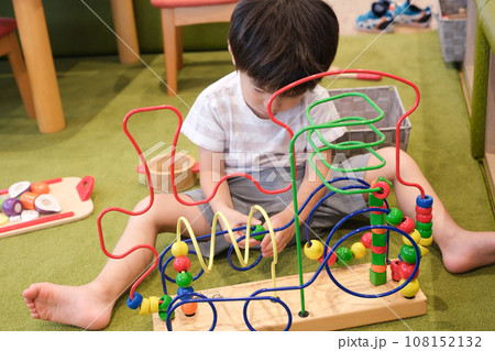 遊具で遊ぶ男の子 遊具で遊ぶ男の子 108152132
