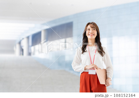 オフィスの若いエンジニアの女性 108152164
