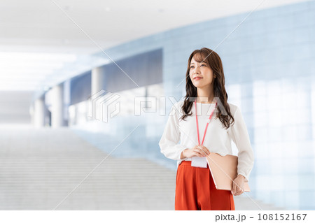 オフィスの若いエンジニアの女性 オフィスの若いエンジニアの女性 108152167