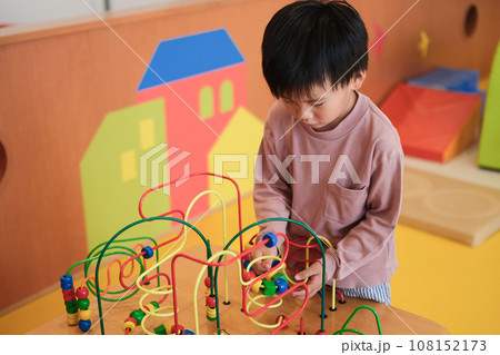 遊具で遊ぶ男の子 遊具で遊ぶ男の子 108152173