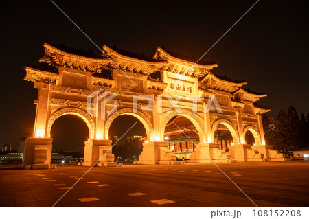 ライトアップされた自由廣場牌樓の夜景 台湾 台北市 108152208