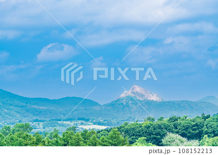 (北海道)有珠山SA (上り)展望台から見る昭和新山 (北海道)有珠山SA (上り)展望台から見る昭和新山 108152213